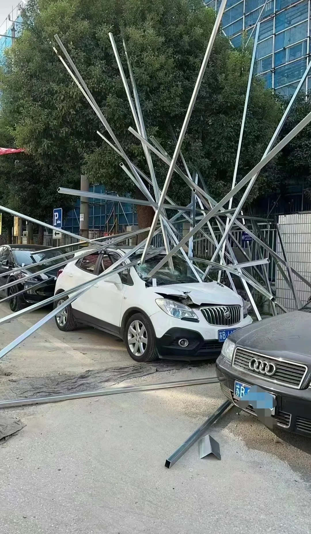 我不要这辆车了，必须让他赔钱坐牢？
江苏的王女士，过年带着家人去走亲戚，但她到了