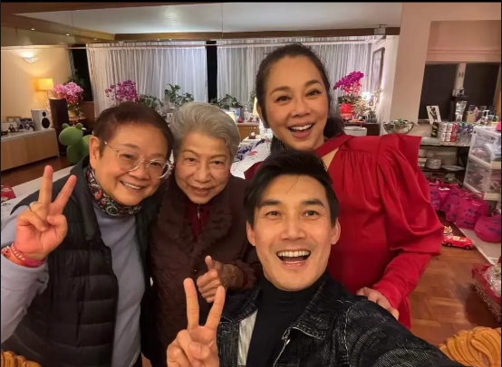 陈松伶带小9岁老公回香港过年，她穿红衣扎马尾真喜庆，笑得好有感染力！
年轻时候的