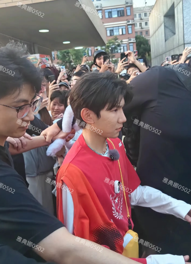 王源本人太幻灭了，搞不懂他是怎么红的？
个子矮长相一般脸上坑坑洼洼都是痘印皮肤太