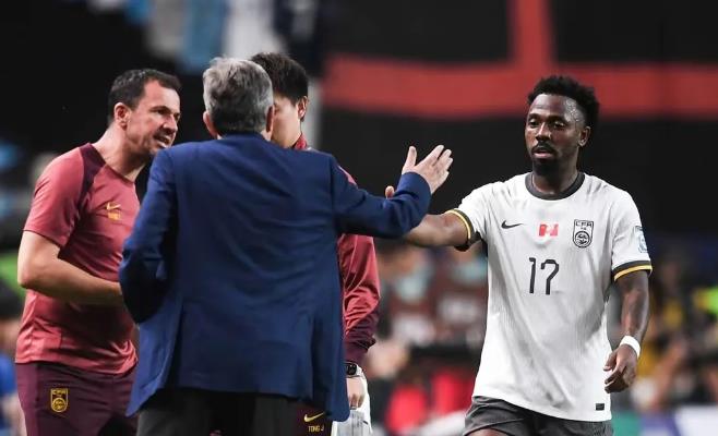 费南多下家三选一，或自由身加盟成都蓉城。
虽然与上海申花的租借期即将结束，归化球