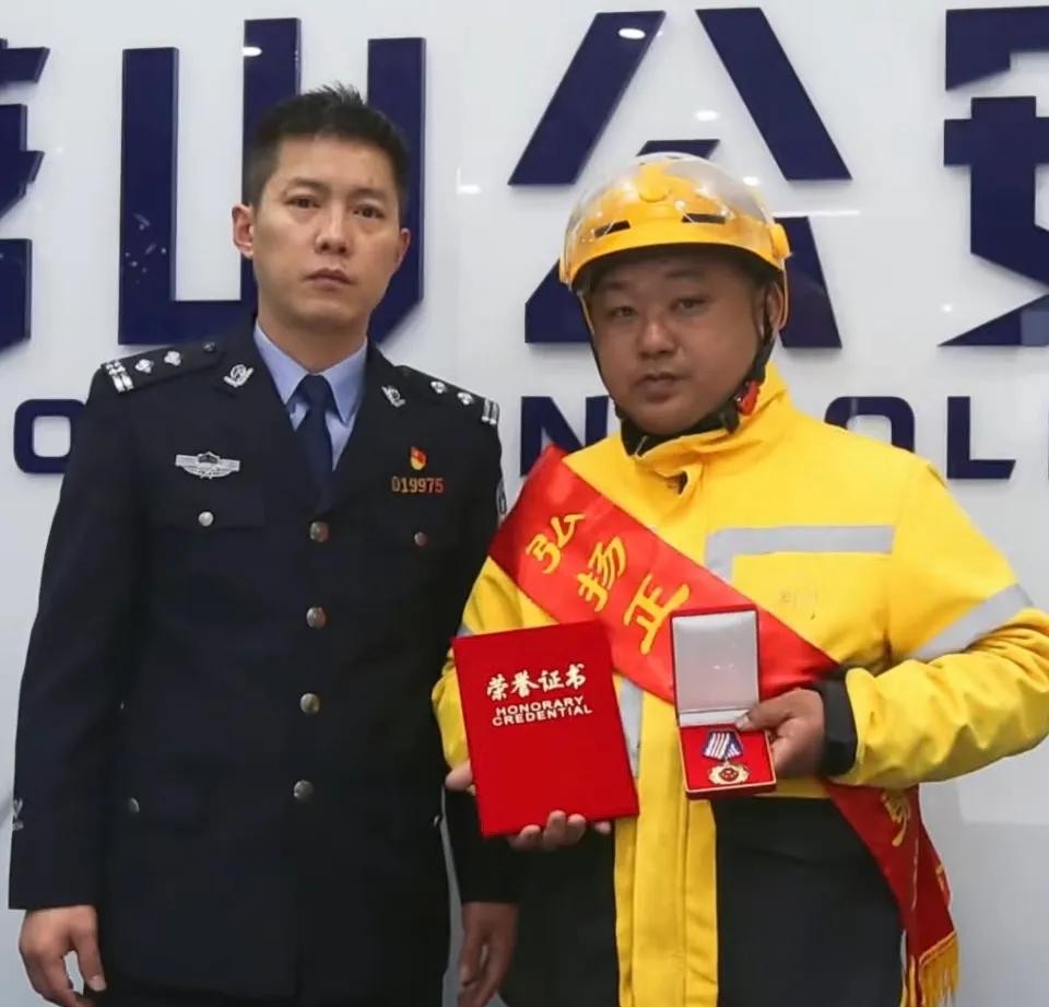 在现代快节奏的生活中，外卖小哥的角色不仅仅是送餐员，他们常常见证城市生活的各个角