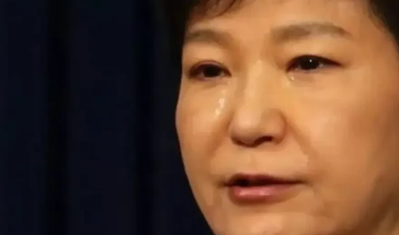 看到尹锡悦大哭，让人想到了朴槿惠的流泪照！

就在今天上午9：33分，尹锡悦被逮