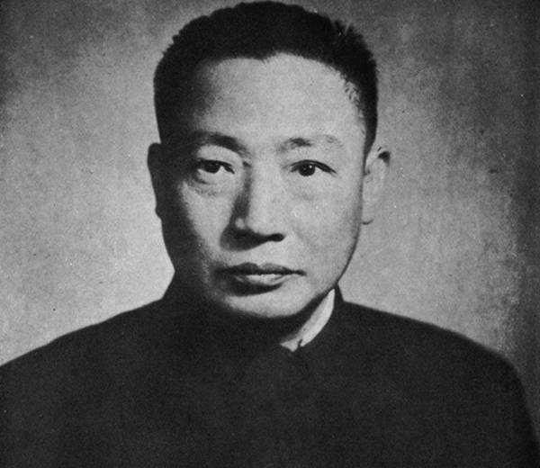 毛人凤在军统内的资历，既比不上戴笠的十人团诸元老，也比不上他的副主任秘书长严佛，