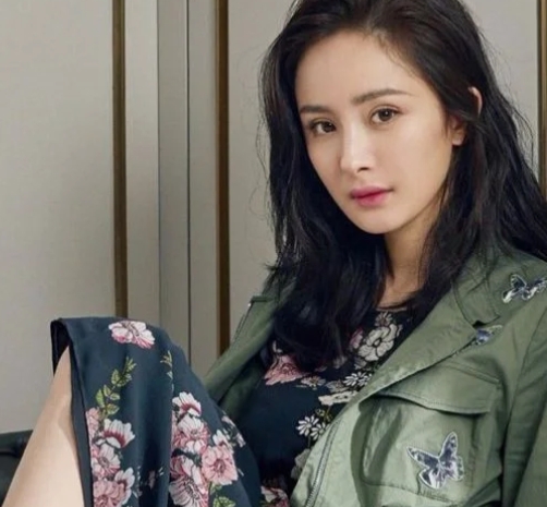 穿越屏幕的桥梁：演员的眼睛与角色情感
在演艺的璀璨星空中，演员们的每一个细微表情
