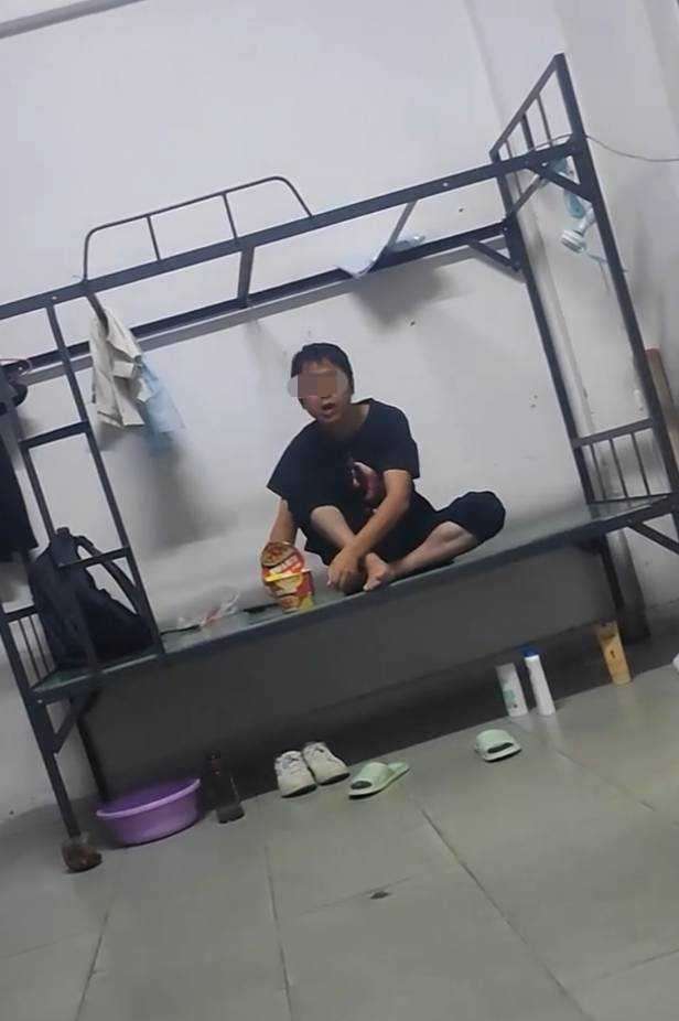 舍友厂里干一周，只为夜店蹦一宿