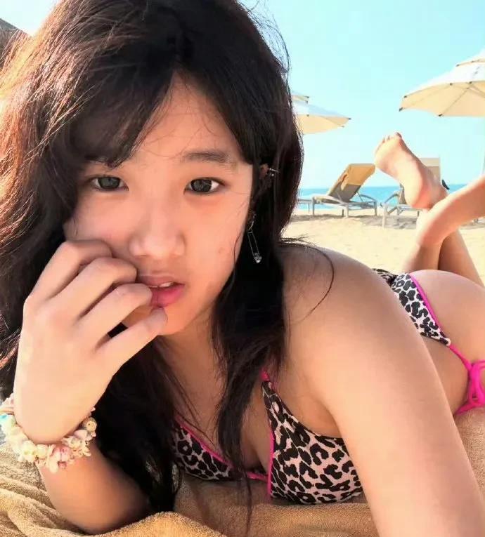 贾静雯大女儿，晒出一组海滩比基尼照，引发热议！
2月24日，贾静雯大女儿梧桐妹上