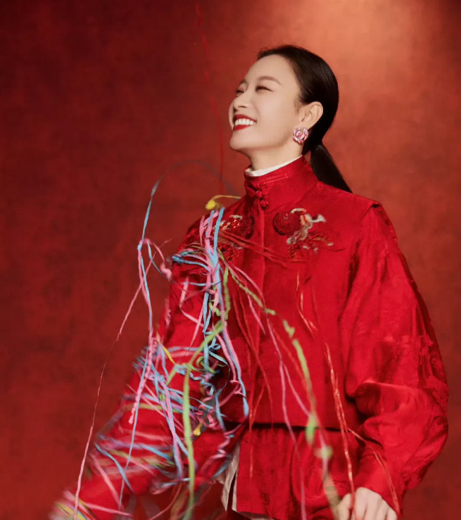 倪妮亮相春晚无锡分会场。

这一套大红新中式也太美了吧。

一身中国红，很经典的