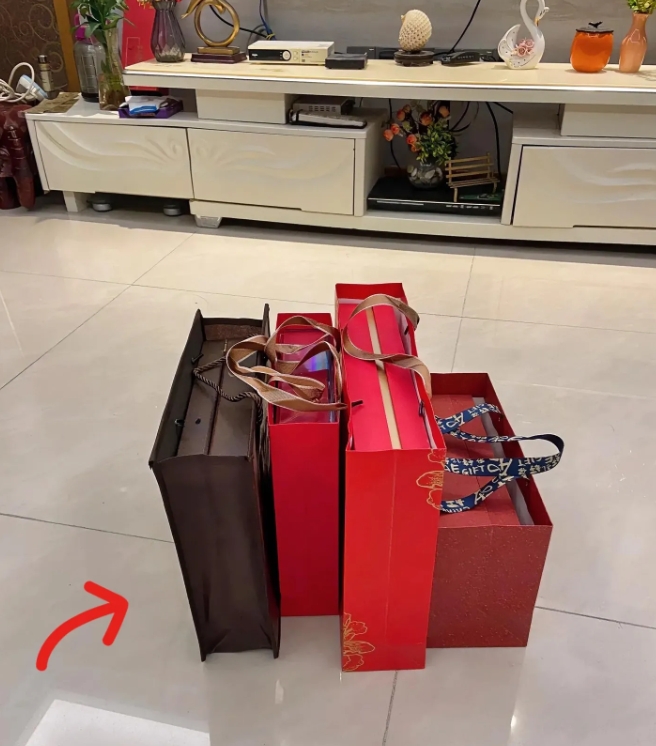 谁懂啊，好纠结！往年过年回娘家准备八样礼是雷打不动的习惯！只图父母高兴！

可是