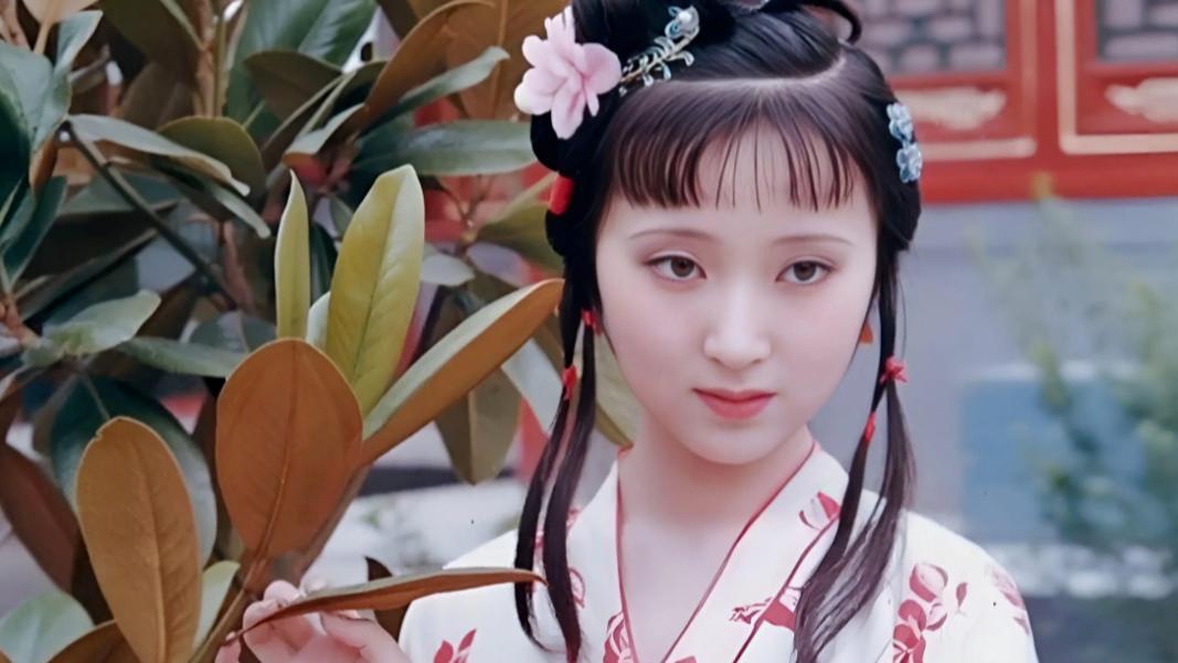 看了1987年陈晓旭在香港宴会照片，才明白林黛玉的造型，有多限制她的颜值