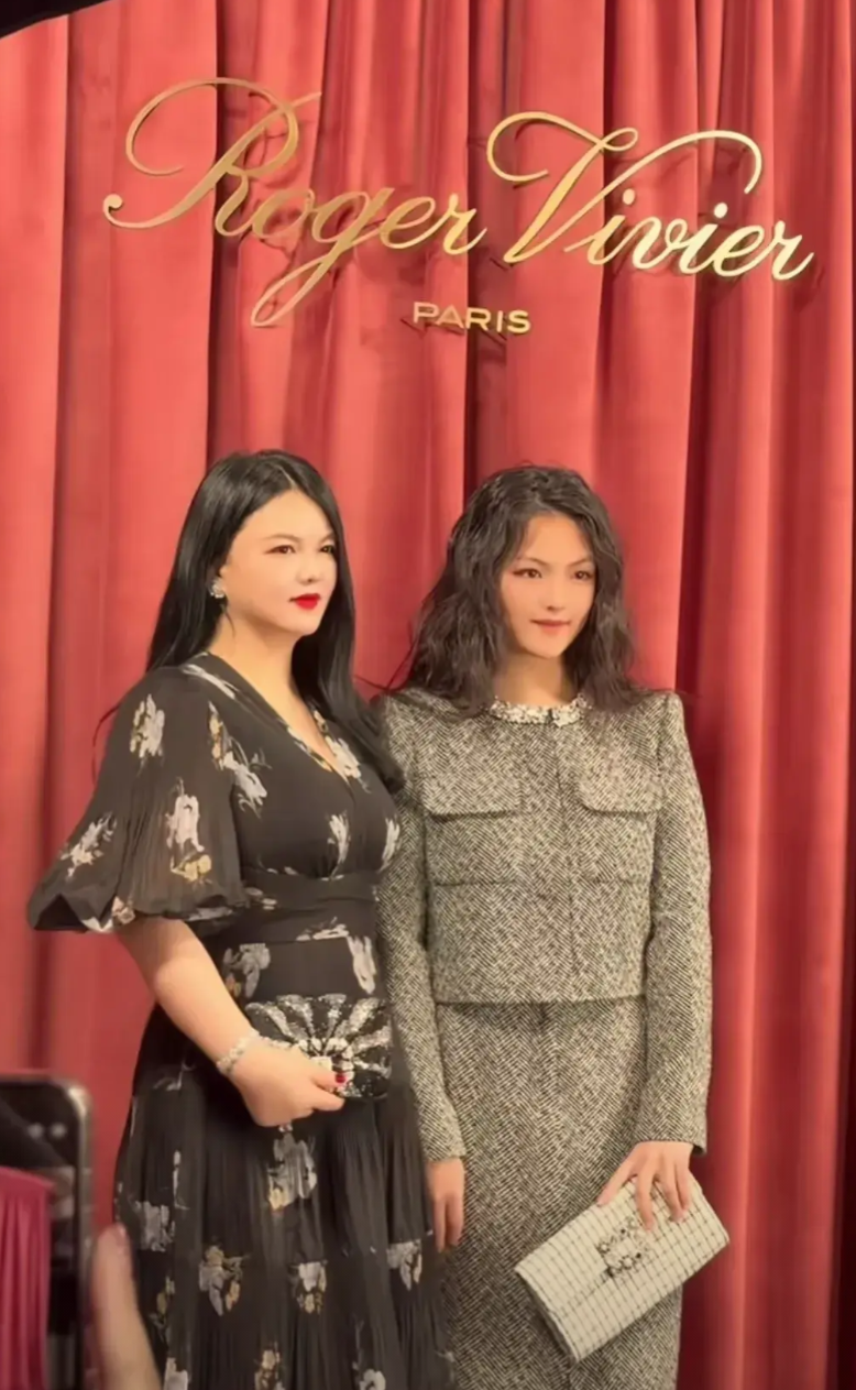 大S和李湘都是离婚人士，可是她们的结局，却有着天壤之别。


大S离婚之后，把所