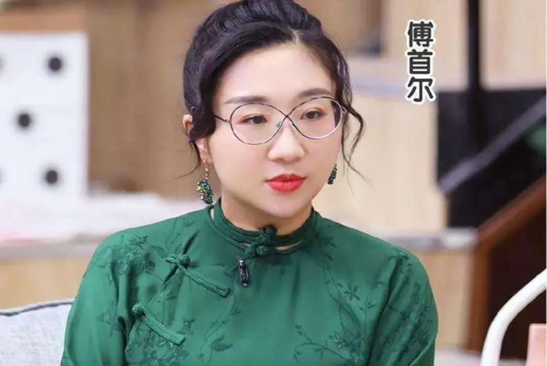 傅首尔在直播中回应了“傅首尔面相”梗.她坦言完全不受影响是不可能的，还自嘲是容貌
