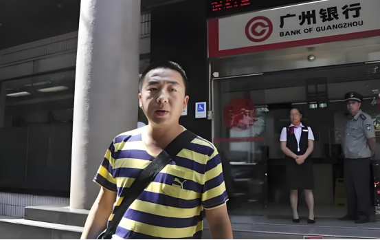 2006年，一名山西小伙因为在故障的ATM机上多取了17万元而被捕，并被一审法院