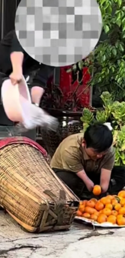 真缺德到家了，一个残疾人被房主泼了一身冷水，事因，残疾人早上在一家门口卖橙子，房