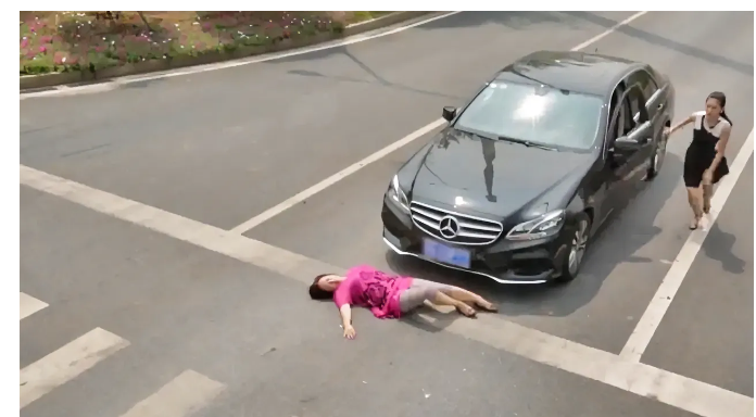 “都轧死人了，必须赔钱！”沈阳一女子，开车时低头玩手机，将一大妈碾压致死！家属向