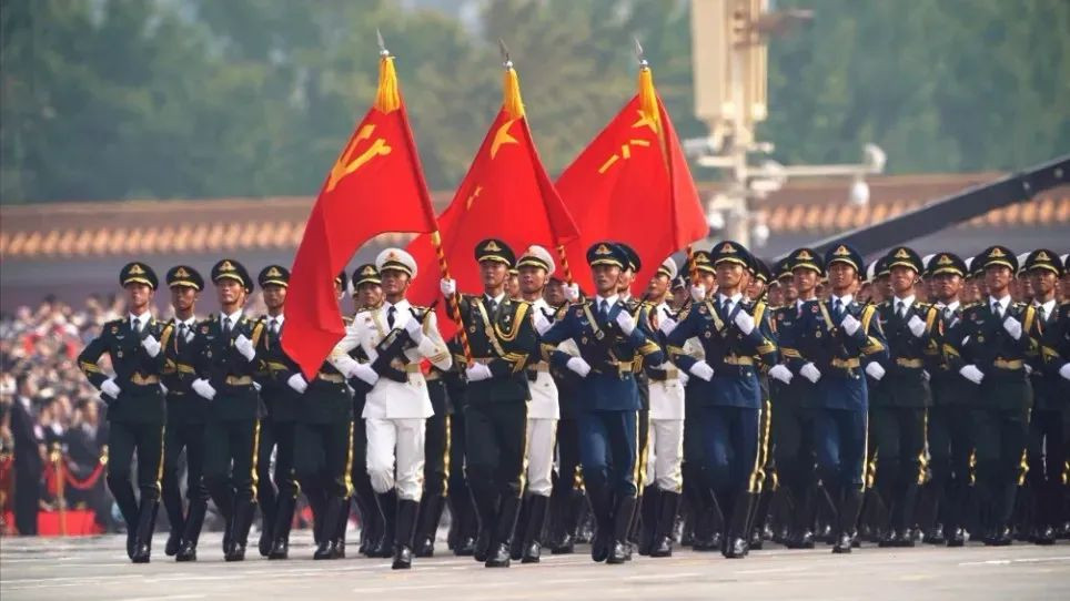 祖国，我们心中的骄傲！解放军白俄罗斯英姿引留学生欢呼