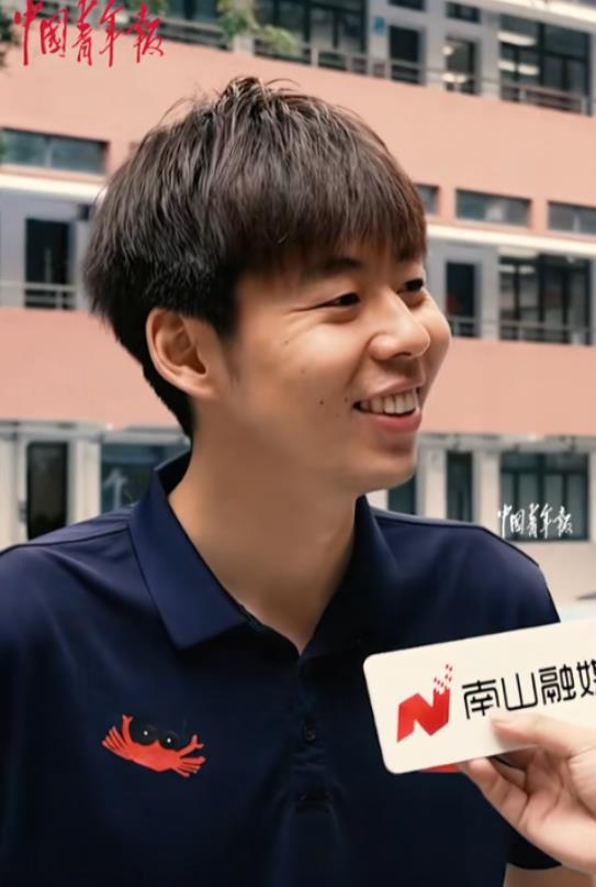 这个游泳教练火了！广东，一女子不慎落水，一名小学游泳教练看到后，毫不犹豫的翻过栅