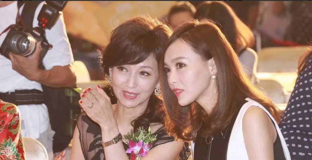 唐嫣和赵雅芝年轻时都是甜美型的长相，我也不是说她们俩长得像。

只是气质很像，而