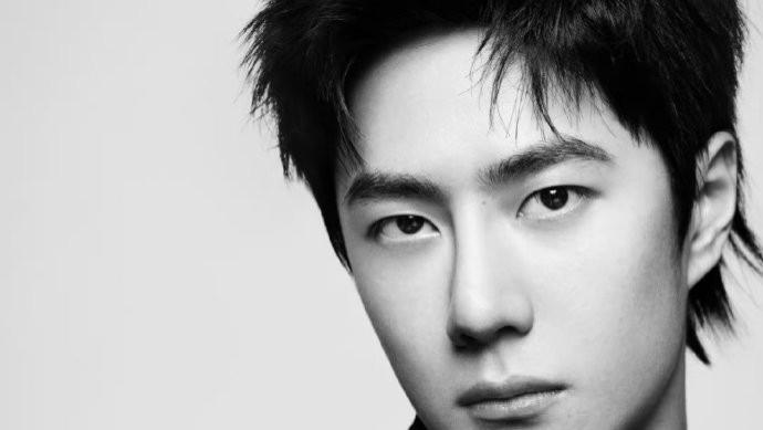 粉丝玩转创意，王一博鲨鱼夹成时尚新宠！