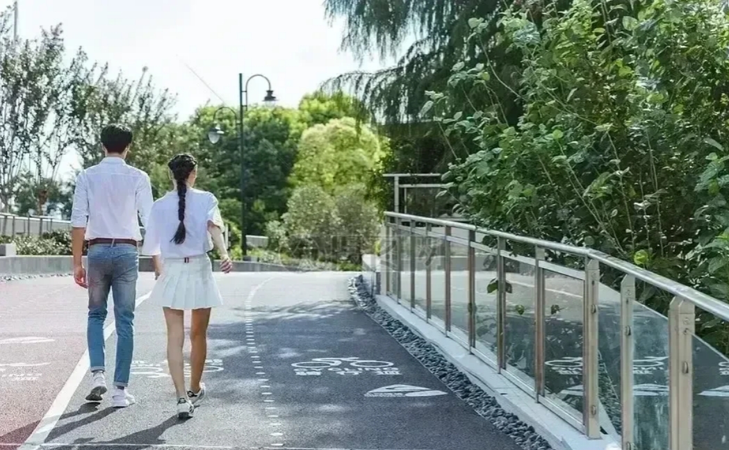 广东深圳，一女子高薪，后因怀孕，孕吐反应强烈，辞职。女子做起了全职妈妈，在家相夫