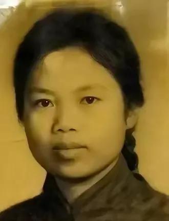 1977年12月14日，一个寒风凛冽的早晨，青年女工李九莲被押赴刑场执行死刑，她