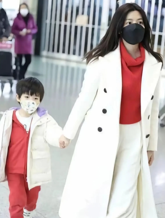陈晓陈妍希的儿子小星星抚养权归谁？当然是归陈妍希，然后他们的离婚声明上写，两个人