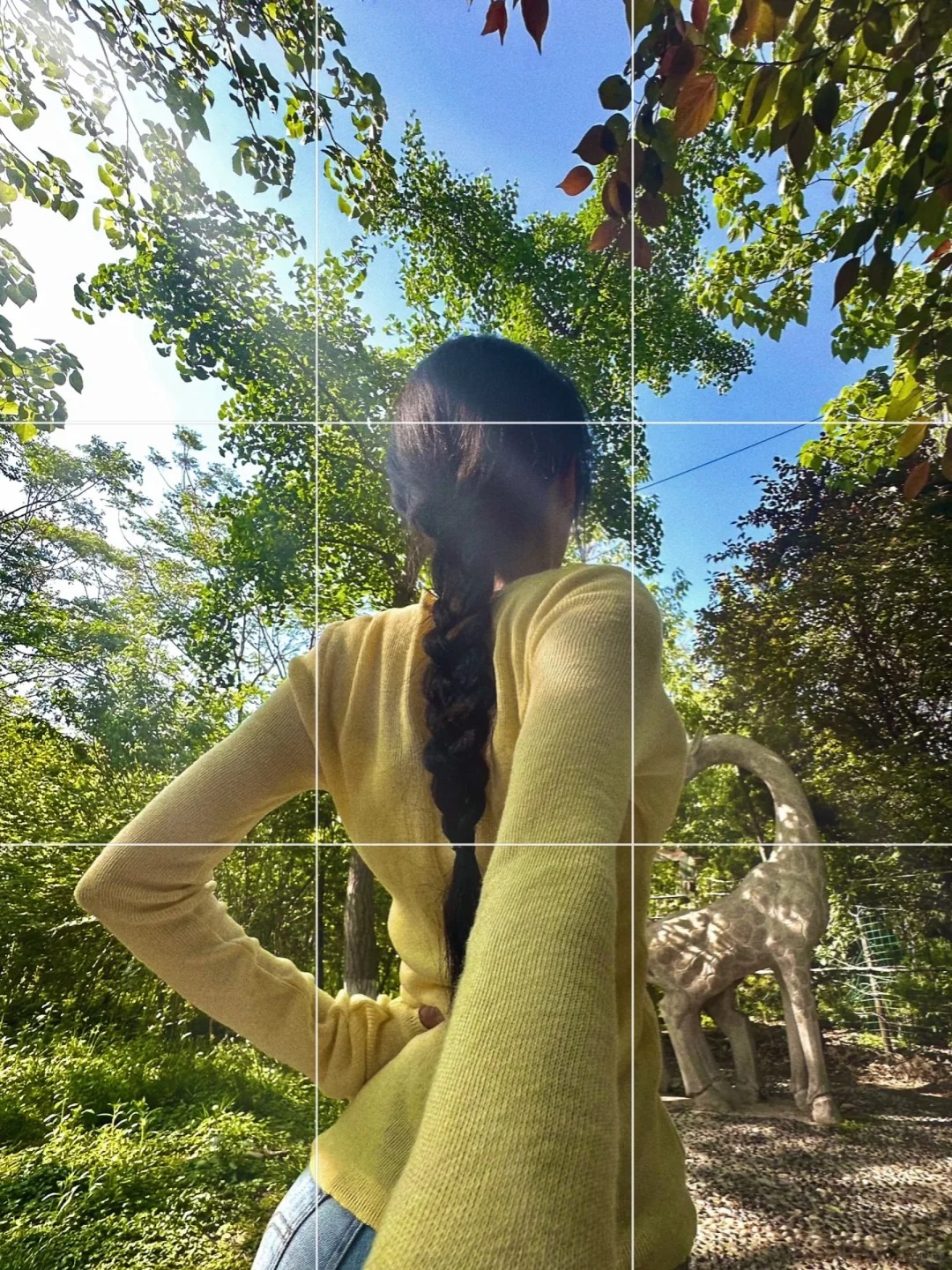 一学就会的广角背影拍照姿势📸
0.5倍广角后置 反手拿手机
手机往手臂的反方向