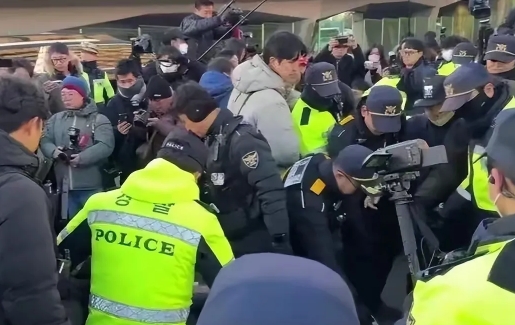 公调处停止抓捕尹锡悦，释放出一个重大信号：就是抓捕尹锡悦这件事情有很大的法律漏洞
