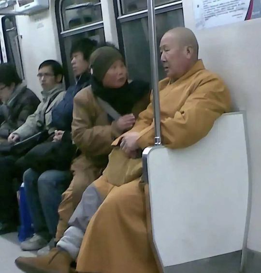 放心，他俩聊的肯定是业务！