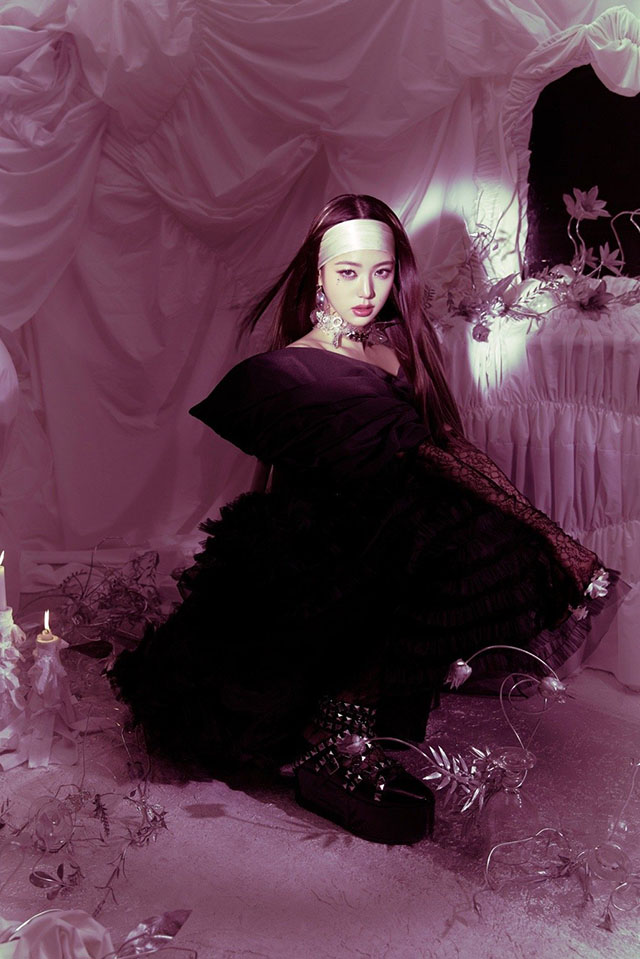 #张元英头巾#韩娱在试水内地市场吗？张元英扭个屁股，火了。系个头巾，上热搜了。