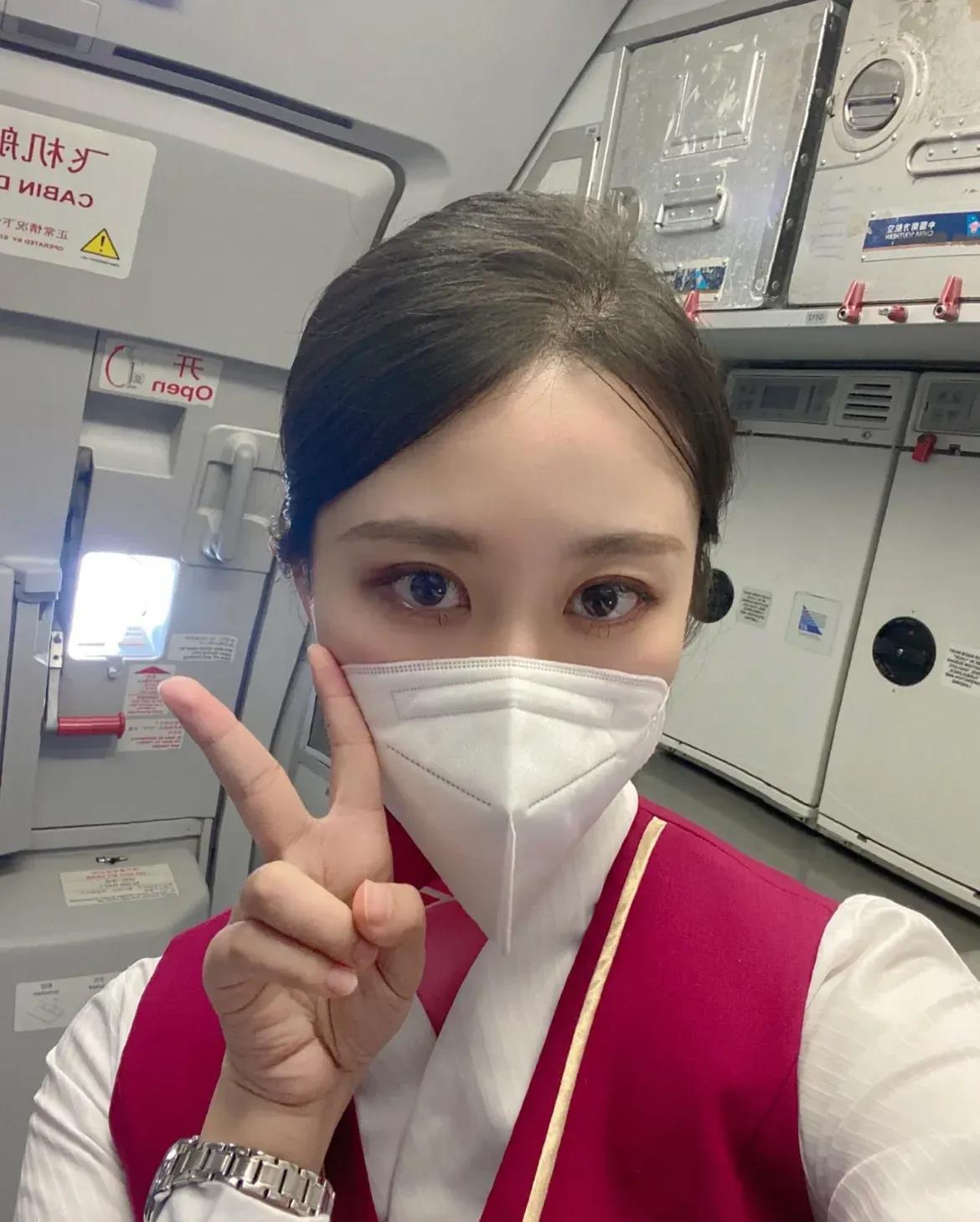 重庆一名空姐的工资： 基本工资：3500元，时薪：3260元，每晚价格：700元