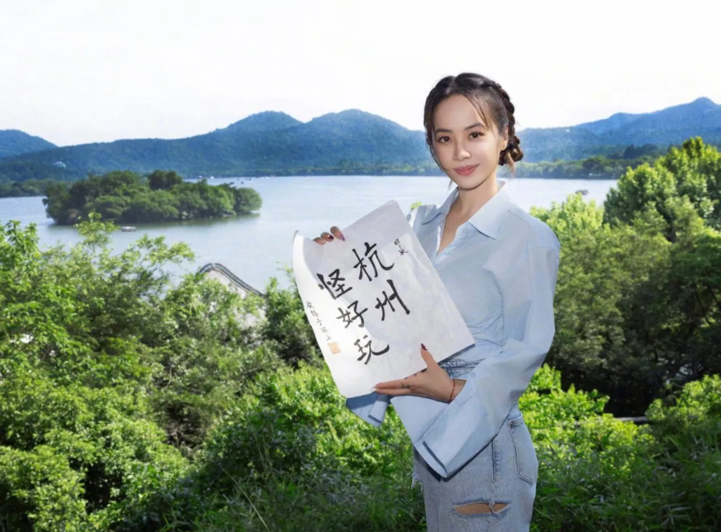 蔡依林在西湖，又瘦又年轻，气质清新笑容恬淡，43岁了颜值身材都在线，事业也一直稳