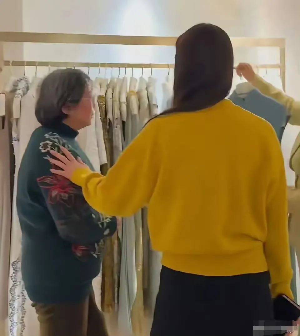 男怕入错行，女怕嫁错郎。超级大美女黄圣依择偶不当，前些日子还是离婚了。离婚后的她