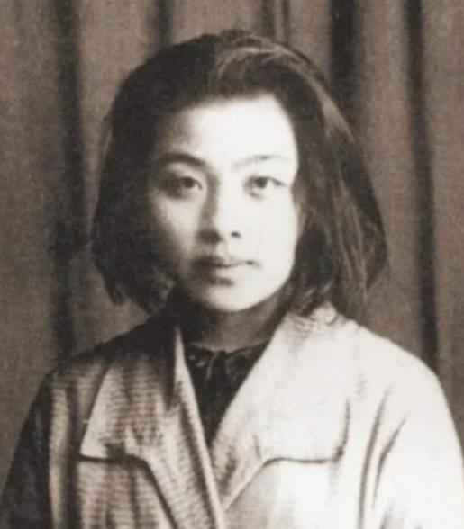 1928年，丁玲，这位中国文学史上的才女，做出了一个震惊世人的决定。她同时爱上了