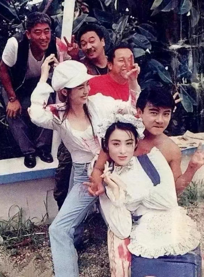 请问大神们这是90年代哪部电影?
谁要把这六位认出来，一定是九十年代资深港剧迷，