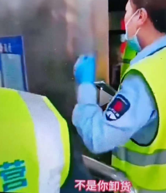 货车拉蔬菜过绿通被拒，司机质疑举手机拍录，女收费员愤怒手指司机厉声喊道：你把我删