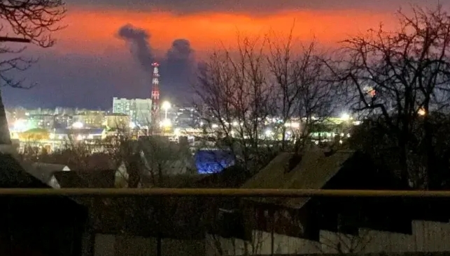 俄罗斯境内的利斯基油库遭到乌克兰无人机的袭击，造成这个油库起火并且燃烧。
这样的