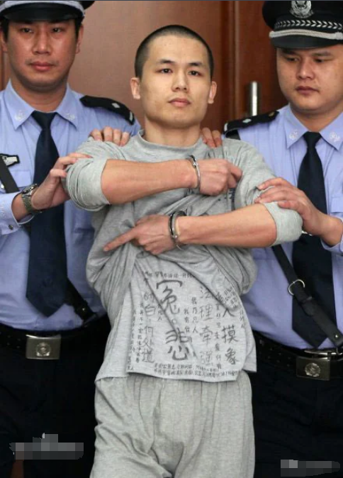 冤不冤？2013年，曾是民警的李才坤被判死刑，可他却拒不认罪，甚至在面对记者镜头