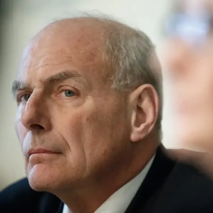 由于最近川普扬言他上台后将派兵抓捕“内部敌人”，曾担任川普的白宫幕僚长、海军陆战