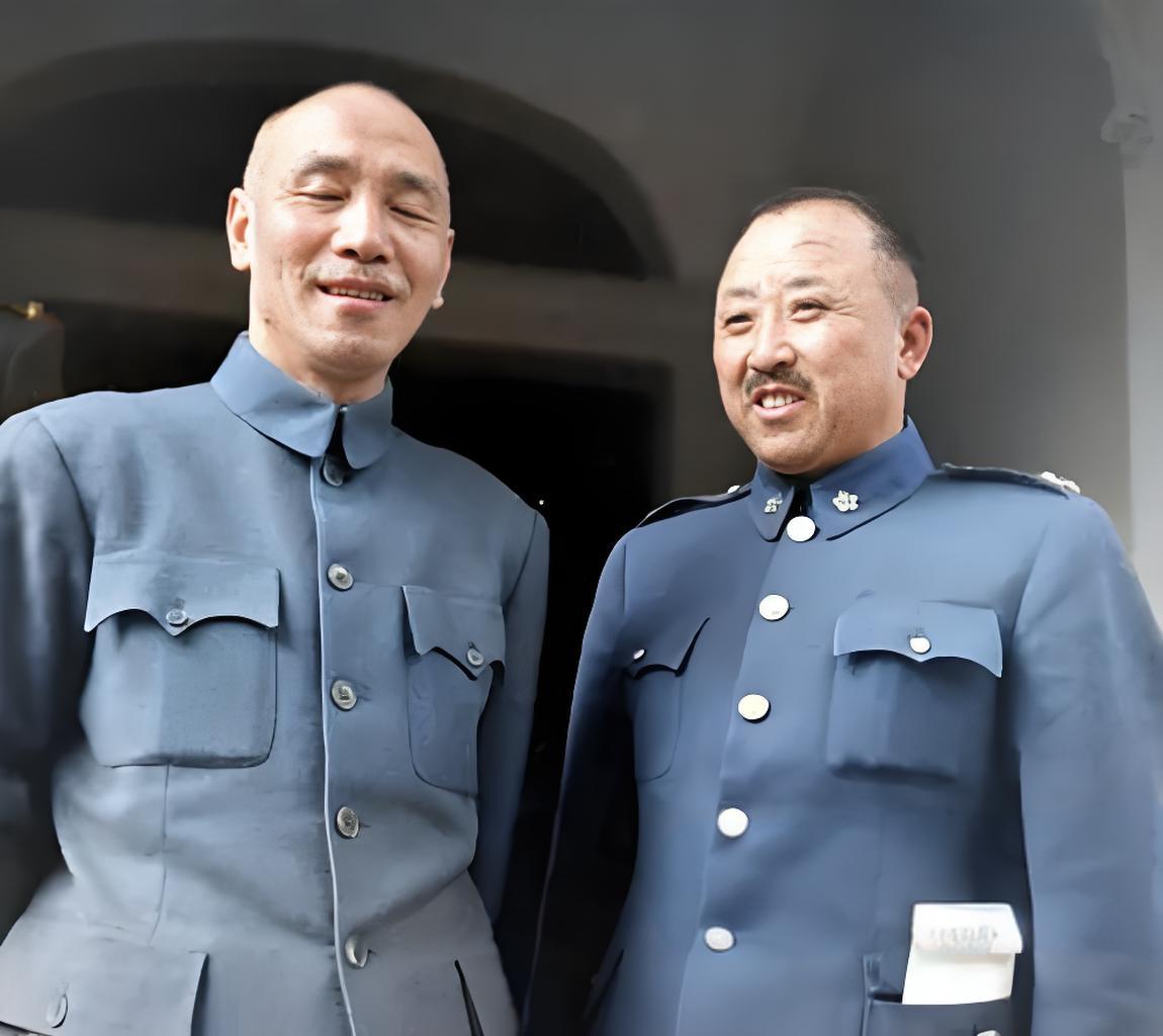 这张照片蒋介石与他一起合影的是卫立煌