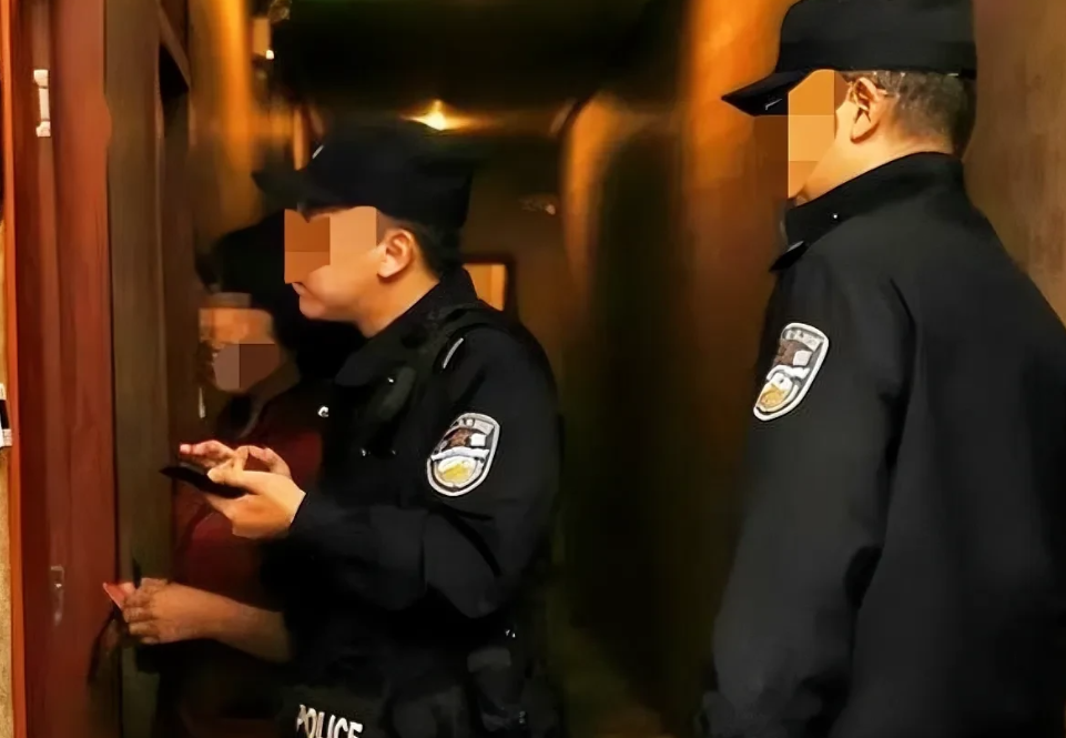 北京，男子入住一宾馆，半夜2点遇民警查房。男子认为民警的行为不合法，且导致自己无