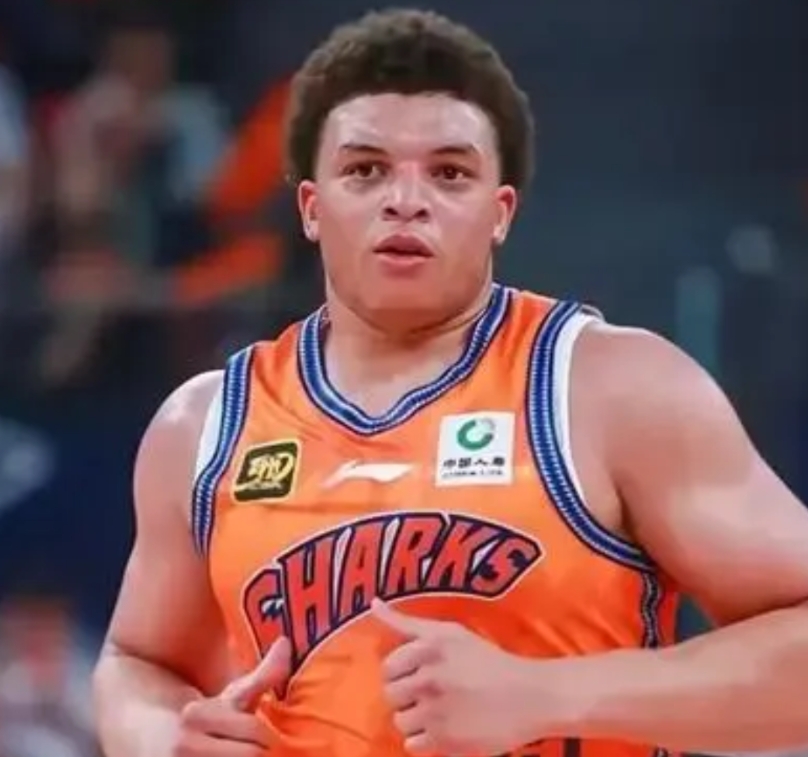 上海男篮外援洛夫顿，显然超出了大家对CBA大外援的认知。

这位年仅22岁，就被