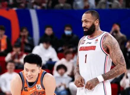 内讧烟消云散，沃特重返赛场，笑容满面签名忙