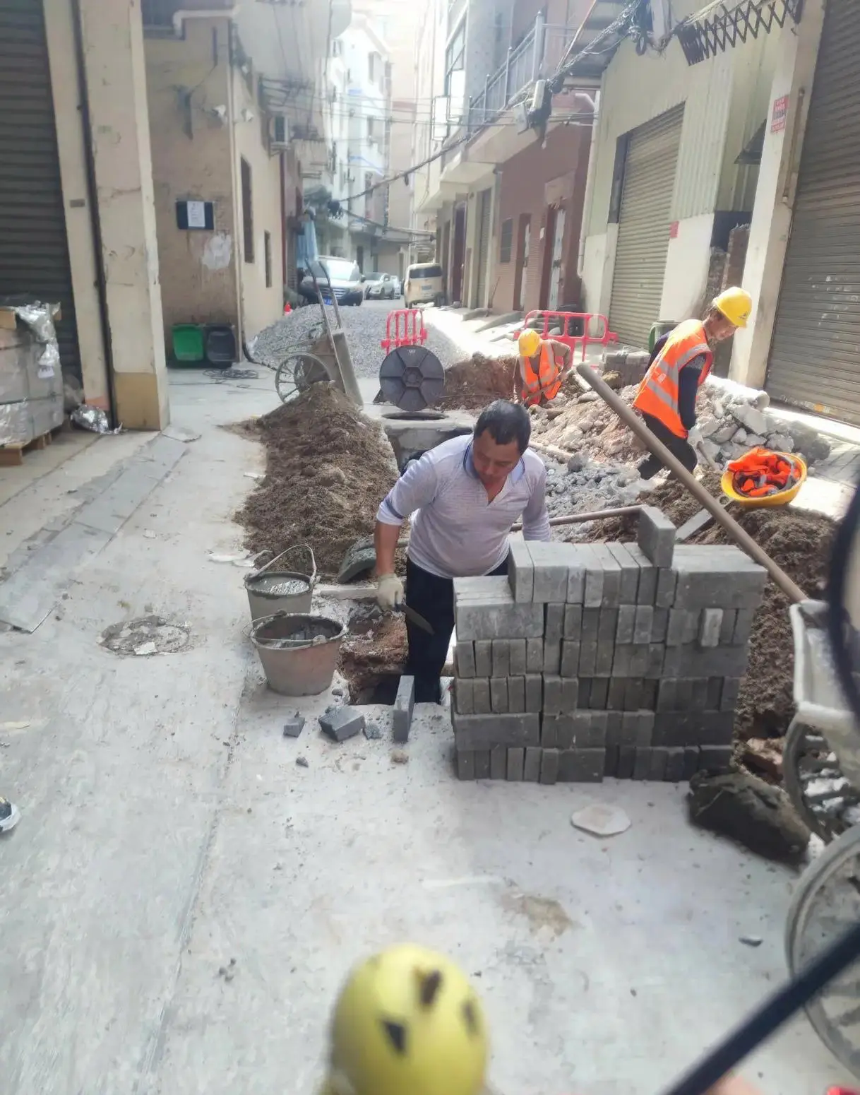 我感觉我住的楼下那条路，底下肯定埋着金子，不然怎么会三天两头就围起来挖开看一看
