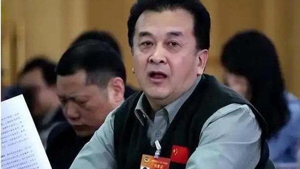 国家一级演员黄宏，少将军衔被免职后杳无音信，如今活成了这样