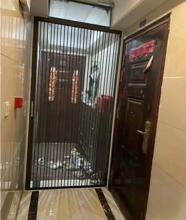 在走廓上装个铁门，什么意思，是公共区域，又不是他家的，还有这样欺负人的