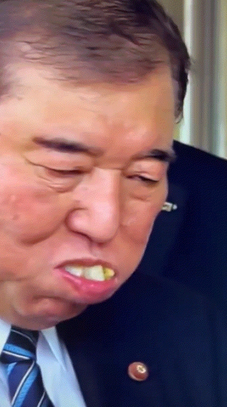 日本首相的吃相太难看，网友称其像“反刍”