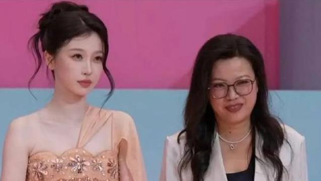 《双轨》剧组大换血，虞书欣被坑，还体面回应是剧本打动了自己