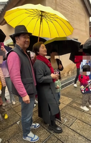 张国立邓婕长沙甜蜜出街，邓婕变化惊人
 
家人们，又有大瓜！元宵节有人在长沙街头