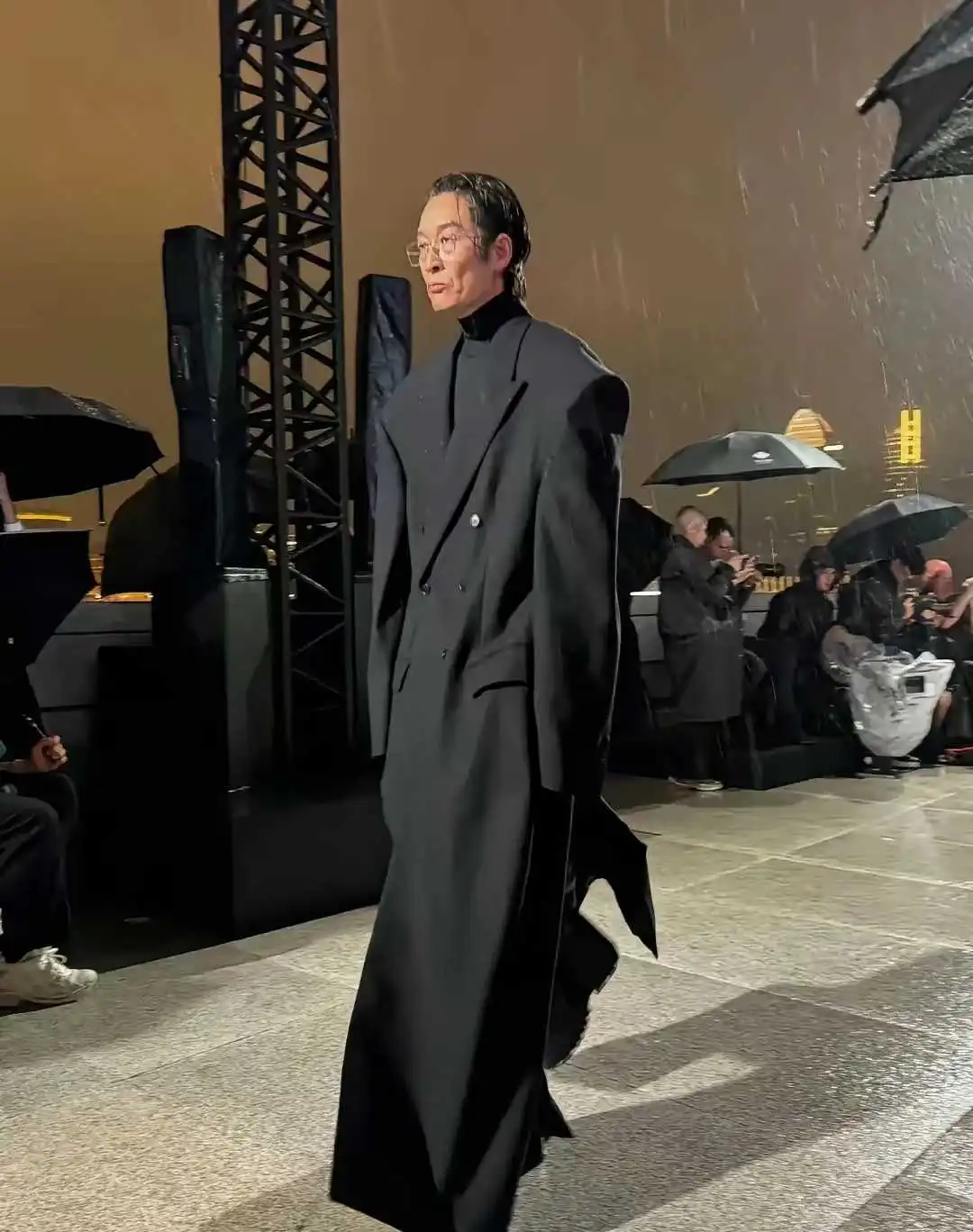 六小龄童给巴黎世家走秀！！！
六老师，
咱该退休就退休吧，
就别和年轻人争位置了