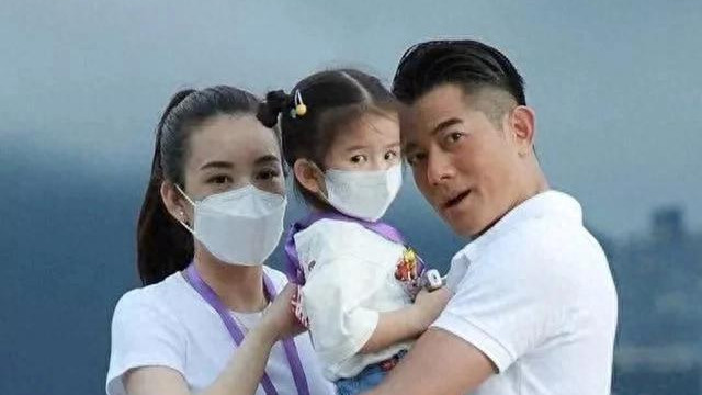 方媛带女儿逛平价超市，亲自下厨，郭富城家厨房只能站两个人